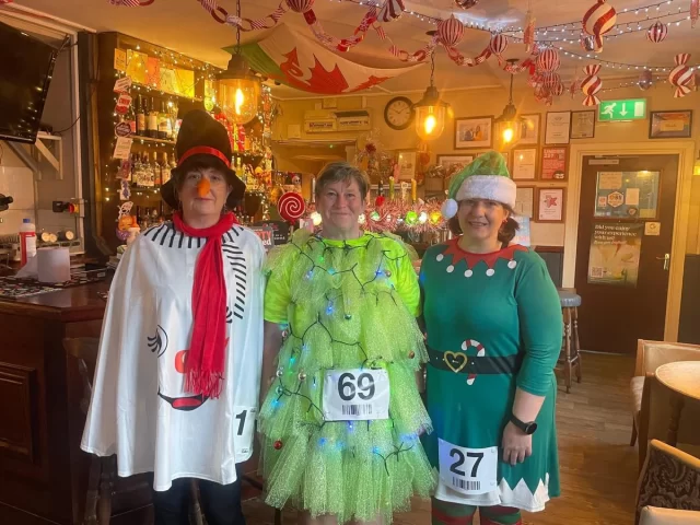 🔴⚪️⚫️ The Weekly Round-Up 🔴⚪️⚫️

The weekend before Christmas was packed full of festive races, social meet-ups and plenty of hard work as our members kept things ticking along right up to the big day 🎄

🎅 Pontardawe Christmas Run

Lots of festive spirit on show at the Pontardawe Christmas Run, with our runners getting into the Christmas mood while still putting in some great performances.
Well done to Chloe & Mark, Louise, Vickie, Sharon and John Davies to name a few representing the club and spreading some seasonal cheer out on the course!

💪 Aberavon Leisure and Fitness Centre Xmas Bootcamp
No slowing down before Christmas! A big well done to Mandy Town, who took on the alc Christmas Bootcamp, a great way to finish off the festive training block and head into Christmas strong.

⭐️ Shoutout to Christmas edition of @parkrunuk highlights: 

🅿️ in Gnoll: 
50th celebrations for Rhian Cross. 

🅿️ in Swansea: 
🚨 Course PB’s for Andrew Dunlop and Mark Snatchfold. 

✈️ in Pontypridd we saw Chloe Morgan, in Porthcawl we saw Rhian Powell and David Burke, in Brynaman we saw a course PB for Vickie Humbler, in Sandy Water we saw 🥉 for Emma Colwill, in Ystalyfera we saw Rebekah Reid and Kathryn Cunningham, in Parc Coed Gwilym we saw Stuart Williams. 

Share your activities from last week if we missed them! 👇✌🏻
•
•
•
•
#ironmantriclub #triathlonclub  #teampth  #ptharriers #weswimweridewerun