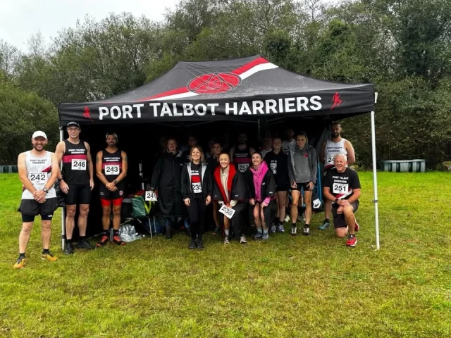 🔴⚪️⚫️ The Weekly Roundup 🔴⚪️⚫️

What a weekend for #TeamPTH! 👏🏻🔥

🏃‍♂️ West Glam XC - Fixture 1

The West Glam XC season got underway at Tairgwaith, with three PTH teams taking on the first fixture!

Fantastic to see so many new faces giving XC a go for the first time, alongside our regular runners. Huge well done to all three teams and a big thank you to our captains and everyone who helped support the teams! 

🌊 Mumbles Festival of Sport

A brilliant day of multisport with swimming, cycling and running on offer!

🏊🏻‍♂️🚴🏻‍♂️ Aquabike
Mikey Davies 1st overall 🥇
Stephen Crook 3rd overall 🥉
Lydia Miles 1st AG 🥇

🏊🏻‍♂️🚴🏻‍♂️🏃🏻‍♂️ Olympic Triathlon
Well done John Hopkins and Simon Short!

🚴🏻‍♂️🏃🏻‍♂️ Sprint Duathlon
Lewis Bradley 3rd overall 🥉
Stephan Wilcox 1st AG 🥇
Well done Beth Dave!

🇪🇸 Triathlon World Championships

Huge well done to Carolyn Hayden and Mike Hayden representing Team GB 🇬🇧 in Pontevedra!

Carolyn took on the Standard Distance Triathlon and Mixed Sprint Triathlon, while Mike competed in the Aquabike. What an achievement! 👏🏻🔥

🏴󠁧󠁢󠁷󠁬󠁳󠁿 England vs Wales

The Forest of Dean Trail Half Marathon formed part of the England vs Wales competition, with Lesley Mainwaring, Sam Gardiner, Rebekah Reid, Andrew Davies, Alun Cox, Roger Jones and Nigel Barnes representing Wales!

A special well done to Rebekah on a fantastic top 10 finish! 👏🏻
⭐️ Shoutout to some of our @parkrunuk highlights: 

✈️ in Forest of Dean we saw Rachel Monks, James Lowery, Julie and Neil Wilkins, Jackie and Peter Richards and Mike Launder, in Barry island we saw Bethan Williams in 🥈, in fleetwood Promenade we saw Kevin Thomas and in Haverfordwest we saw Nicholas Davies and Sophie Champion. 

Share your activities from last week if we missed them! 👇✌🏻
•
•
•
•
#teampth #ptharriers #running